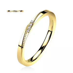 Oceľový 316L prsteň v zlatej farbe - šikmo vsadené číre zirkóny, bodky - Veľkosť: 52 mm