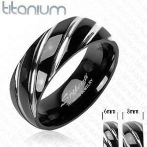 Titánový prsteň čiernej farby - úzke šikmé zárezy v striebornom odtieni - Veľkosť: 70 mm