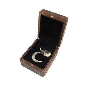 OLIVIE Drevená krabička na náhrdelník ORECH 7536