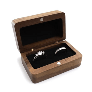 OLIVIE Drevená krabička na svadobné obrúčky ORECH 7538